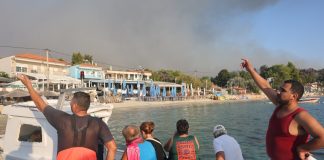 Φωτιά στη Σίβηρη Χαλκιδικής: Χωρίς ενιαίο μέτωπο, μάχη με διάσπαρτες εστίες – 481 άνθρωποι απομακρύνθηκαν διά θαλάσσης (Videos/Photos)