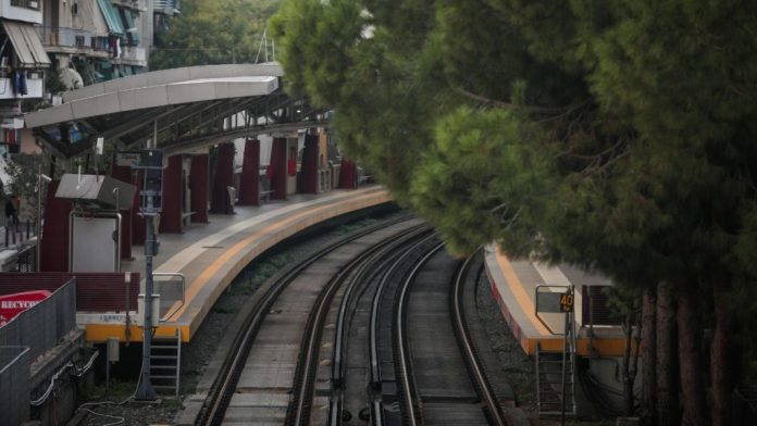 ΗΣΑΠ: Πεσμένο δέντρο στον Άγιο Νικόλαο έκοψε στα δύο τα δρομολόγια – Μετ’ εμποδίων ξανά οι μετακινήσεις
