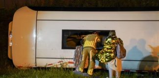 Πούλμαν που μετέφερε Γερμανούς μαθητές συγκρούστηκε με φορτηγάκι στην Ολλανδία, 20 τραυματίες Πούλμαν που μετέφερε Γερμανούς μαθητές συγκρούστηκε με φορτηγάκι στην Ολλανδία, 20 τραυματίες