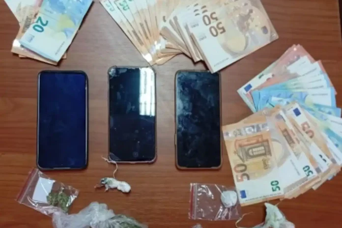 Ιωάννινα: Συνελήφθησαν τρία άτομα για διακίνηση ναρκωτικών – Κατασχέθηκαν κοκαΐνη, κάνναβη και 2.820 ευρώ Ιωάννινα: Συνελήφθησαν τρία άτομα για διακίνηση ναρκωτικών – Κατασχέθηκαν κοκαΐνη, κάνναβη και 2.820 ευρώ