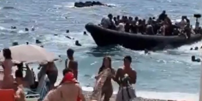 Όπως στη Λέσβο! “Απόβαση” μεταναστών σε παραλία της Ισπανίας - Τρομοκρατήθηκαν οι λουόμενοι – (VIDEO)