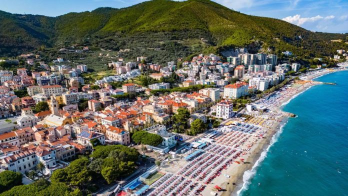 Καλόγριες εξεγείρονται στην Ιταλία για να κρατήσουν μία παραλία: Η Μελόνι θέλει να τη δώσει σε επιχειρηματίες