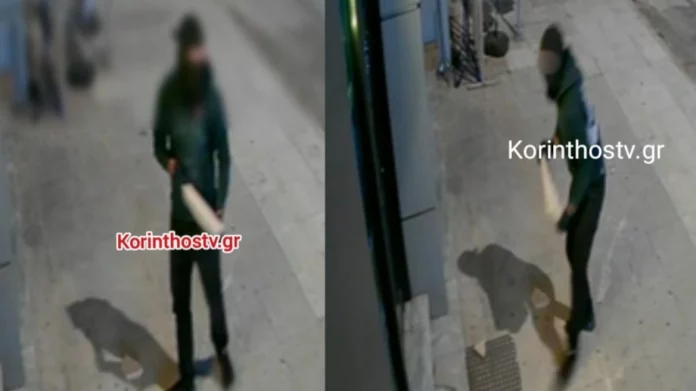 Άνδρας στην Κόρινθο σπάει τζαμαρία καταστήματος με πλάκα πεζοδρομίου, δείτε βίντεο