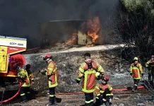 Φωτιά στον Κουβαρά: Βελτιωμένη η εικόνα – Παραμένουν ισχυρές δυνάμεις στο σημείο