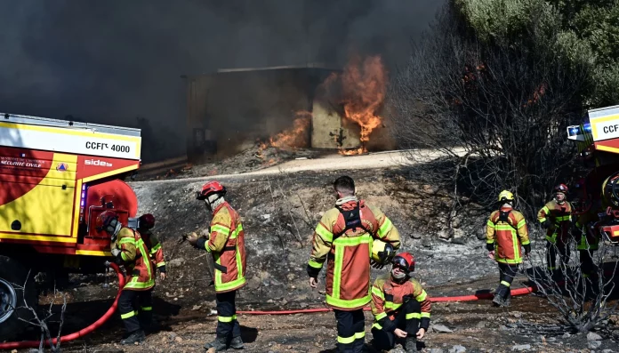 Φωτιά στον Κουβαρά: Βελτιωμένη η εικόνα – Παραμένουν ισχυρές δυνάμεις στο σημείο