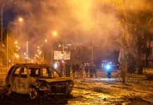 Αλλεπάλληλες εκρήξεις στο Κίεβο μετά από ρωσική βαλλιστική επίθεση