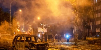 Αλλεπάλληλες εκρήξεις στο Κίεβο μετά από ρωσική βαλλιστική επίθεση