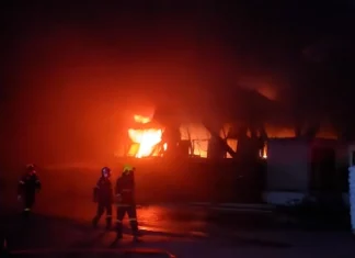 Μεγάλη φωτιά σε εργοστάσιο με πλαστικά στη Λάρισα: Ήχησε το 112 για τους καπνούς