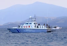 Χαλκιδική: Στις φλόγες θαλαμηγός κοντά στη μαρίνα Λατούρα