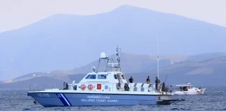 Χαλκιδική: Στις φλόγες θαλαμηγός κοντά στη μαρίνα Λατούρα