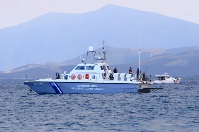 Χαλκιδική: Στις φλόγες θαλαμηγός κοντά στη μαρίνα Λατούρα