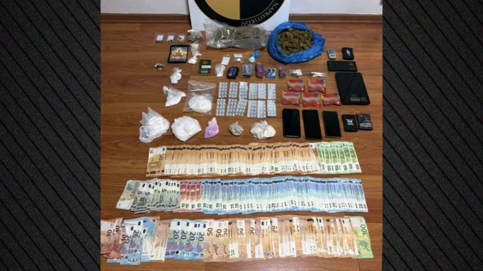 Συνελήφθη ψυχολόγος στον Πειραιά για διακίνηση ναρκωτικών, στη δικογραφία λαϊκή τραγουδίστρια ως πελάτισσα