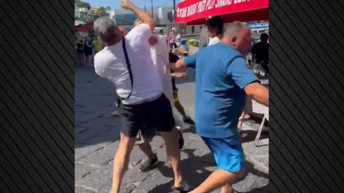 Άγριο ξύλο μεταξύ τουριστών στο Κάπρι: Χτυπήθηκαν με καρέκλες, γροθιές και κλωτσιές - (VIDEO)