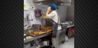 Υπάλληλος σε fast food της Κίνας καταρρέει και παθαίνει κρίση πανικού από τις υπερβολικές παραγγελίες που πρέπει να ετοιμάσει, δείτε βίντεο