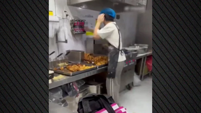 Υπάλληλος σε fast food της Κίνας καταρρέει και παθαίνει κρίση πανικού από τις υπερβολικές παραγγελίες που πρέπει να…