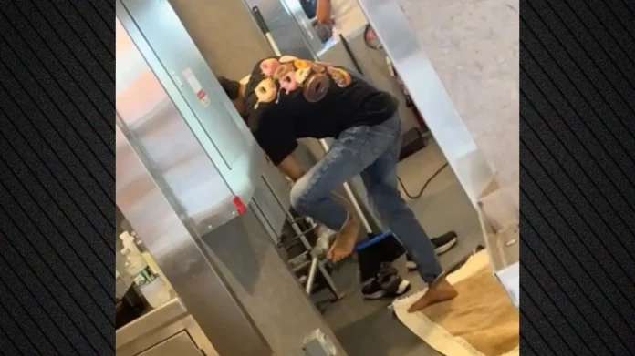 Σάλος στη Νέα Υόρκη με υπάλληλο εστιατορίου που έπλυνε τα πόδια του στην κουζίνα, δείτε βίντεο