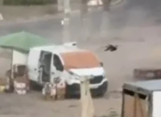 Βίντεο-σοκ: Ρωσικό drone καταδιώκει Ουκρανό άμαχο στη Χερσώνα και τον τραυματίζει, «κάνουν σαφάρι ανθρώπων» λέει ο Ζελένσκι
