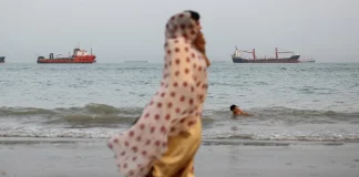 Στα 5 ημερησίως μειώθηκαν το Σαββατοκύριακο οι διελεύσεις εμπορικών πλοίων από τα Στενά του Ορμούζ