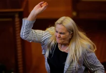 Χάος στη Βουλή του Κοσόβου: Βουλευτής της αντιπολίτευσης πέταξε αυγά στον πρωθυπουργό Άλμπιν Κούρτι, δείτε βίντεο