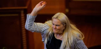 Χάος στη Βουλή του Κοσόβου: Βουλευτής της αντιπολίτευσης πέταξε αυγά στον πρωθυπουργό Άλμπιν Κούρτι, δείτε βίντεο