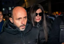 Στη φυλακή για τον ξυλοδαρμό της συζύγου του ο ιδιοκτήτης του μοιραίου μπαρ στο Κραν Μοντανά, η γυναίκα νοσηλεύεται στο νοσοκομείο