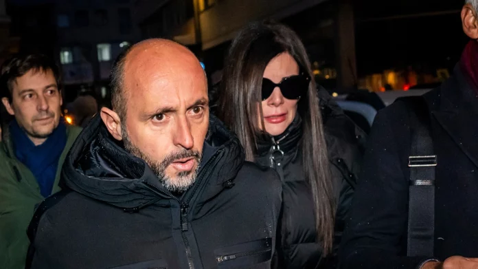Στη φυλακή για τον ξυλοδαρμό της συζύγου του ο ιδιοκτήτης του μοιραίου μπαρ στο Κραν Μοντανά, η γυναίκα νοσηλεύεται στο νοσοκομείο Στη φυλακή για τον ξυλοδαρμό της συζύγου του ο ιδιοκτήτης του μοιραίου μπαρ στο Κραν Μοντανά, η γυναίκα νοσηλεύεται…