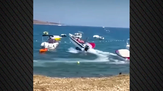 Στιγμές πανικού στη Νάξο: Ατζαμής χειριστής σκάφους έχασε τον έλεγχο και… καβάλησε δύο ακόμη πλοιάρια