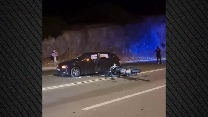 Σοβαρό τροχαίο από αναστροφή ΙΧ στην Αθηνών-Σουνίου: Συγκρούστηκε με μηχανή της ΔΙΑΣ, δύο αστυνομικοί τραυματίες