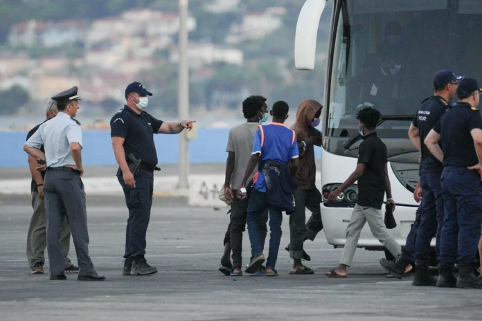 Κρήτη: «Στα όριά της» η Αστυνομία – Πέντε Ενώσεις καταγγέλλουν την αποδυνάμωση για μεταγωγές μεταναστών
