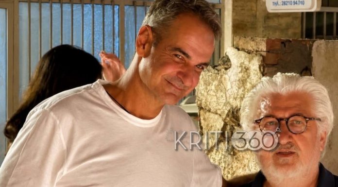 Οχι δε χαλά τις διακοπές του! Οι πολίτες απελπισμένοι βλέπουν τα καμένα σπίτια τους, και τον πρωθυπουργό να διακοπάρει με τη σύζυγό του!