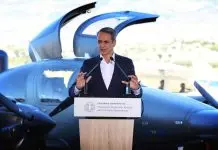 Σύγκρουση ελικοπτέρων: Παρκαρισμένα στα Μέγαρα και χωρίς πιλότους τα συντονιστικά αεροπλάνα που έκανε φιέστα ο Μητσοτάκης
