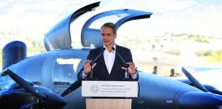 Σύγκρουση ελικοπτέρων: Παρκαρισμένα στα Μέγαρα και χωρίς πιλότους τα συντονιστικά αεροπλάνα που έκανε φιέστα ο Μητσοτάκης
