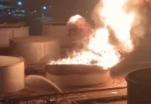 Πελώρια δεξαμενή με 4,5 εκατ. λίτρα βενζίνης τυλίχθηκε στις φλόγες μετά από επίθεση στη Λιβύη, δείτε βίντεο