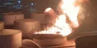 Πελώρια δεξαμενή με 4,5 εκατ. λίτρα βενζίνης τυλίχθηκε στις φλόγες μετά από επίθεση στη Λιβύη, δείτε βίντεο Πελώρια δεξαμενή με 4,5 εκατ. λίτρα βενζίνης τυλίχθηκε στις φλόγες μετά από επίθεση στη Λιβύη, δείτε βίντεο