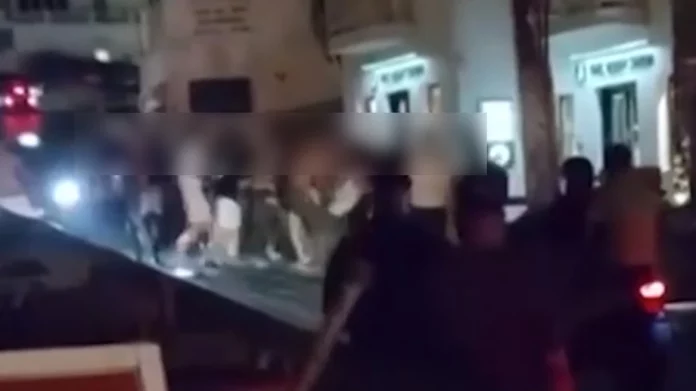 Συμπλοκή νεαρών τουριστών στη μέση του δρόμου στη Μύκονο