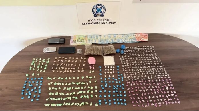 Μύκονος: Χειροπέδες σε 24χρονο για διακίνηση ναρκωτικών – Είχε «καβάτζα» με εκατοντάδες φιξάκια και χάπια Ecstasy…
