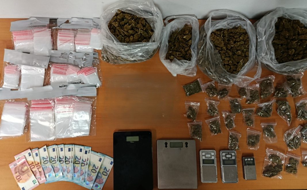 Θεσσαλονίκη: Χειροπέδες σε 70χρονο και 61χρονο στην Ξηροκρήνη για διακίνηση κάνναβης – Έκρυβαν τα ναρκωτικά στη μηχανή