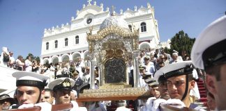 Τήνος: Χιλιάδες πιστοί στην λιτανεία της Μεγαλόχαρης