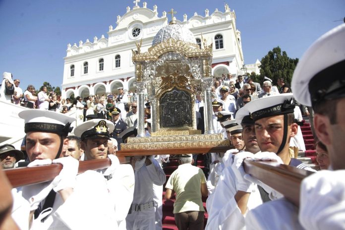 Τήνος: Χιλιάδες πιστοί στην λιτανεία της Μεγαλόχαρης