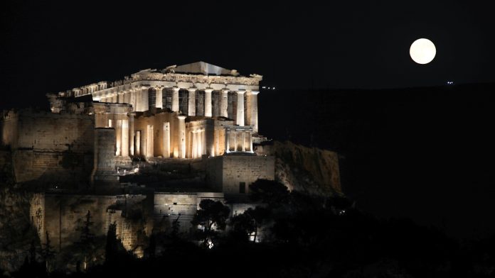 Ακρόπολη: Καταγγελίες για «πριβέ» επίσκεψη τη νύχτα της Πανσελήνου, κλειστή για το κοινό – Μπήκαν κάποιοι στον Ιερό Βράχο;