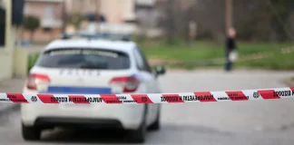 Άνδρας εντοπίστηκε νεκρός στην αυλή του σπιτιού του στην Αχαΐα, φέρει τραύμα από κυνηγετικό όπλο