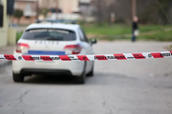 Άνδρας εντοπίστηκε νεκρός στην αυλή του σπιτιού του στην Αχαΐα, φέρει τραύμα από κυνηγετικό όπλο