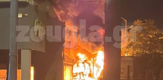 Στις φλόγες τέσσερα αυτοκίνητα στην Πέτρου Ράλλη