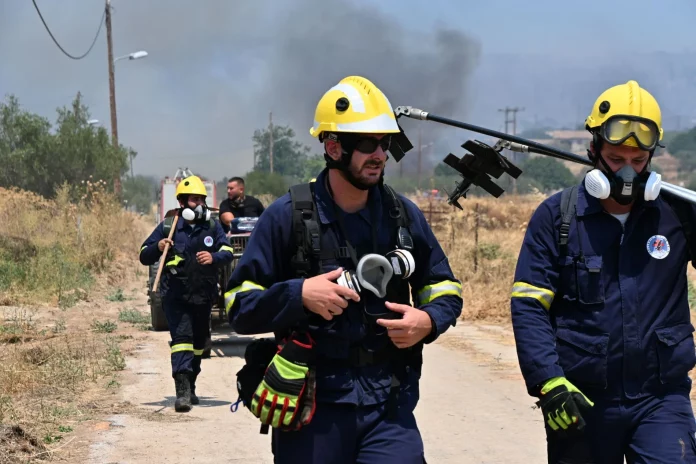 Κεφαλονιά: Άγγλοι τουρίστες πλήρωσαν νερά για πυροσβέστες – Δεν είχαν ούτε τα στοιχειώδη μετά τη μάχη με τις φλόγες