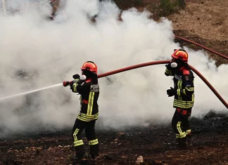 Πέμπτη νύχτα μάχης με τις φλόγες στην Δυτική Αττική: Σε Λούμπα και Λάκκα Καλογήρου επιχειρούν επίγειες δυνάμεις