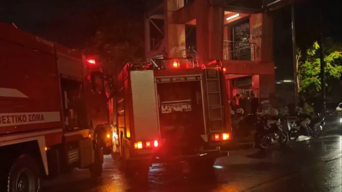 Πυρκαγιά σε ΙΧ στον Άγιο Δημήτριο Πυρκαγιά σε ΙΧ στον Άγιο Δημήτριο