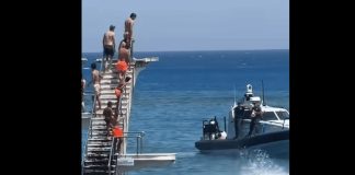 Ρόδος: Επικίνδυνες βουτιές από το σφραγισμένο τραμπολίνο στην παραλία «Έλλη» – Παρέμβαση του Λιμενικού (Video)
