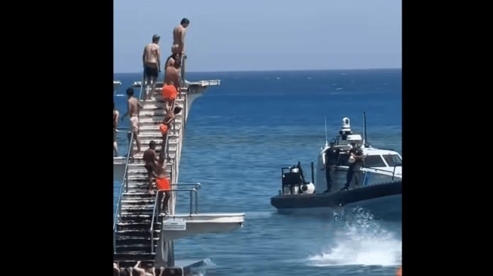 Ρόδος: Επικίνδυνες βουτιές από το σφραγισμένο τραμπολίνο στην παραλία «Έλλη» – Παρέμβαση του Λιμενικού (Video)