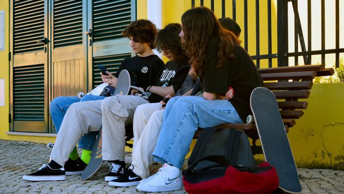 Φιάσκο για Μακρόν: «Μπλόκο» στην εμβληματική απαγόρευση των social media στους ανήλικους – Κρίθηκε αντισυνταγματική
