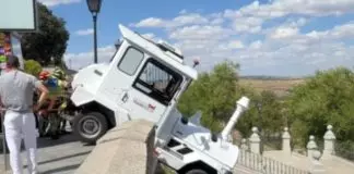 Tουριστικό τρενάκι χωρίς οδηγό παρέσυρε Ιταλό τουρίστα στο ιστορικό κέντρο του Τολέδο (VIDEO)